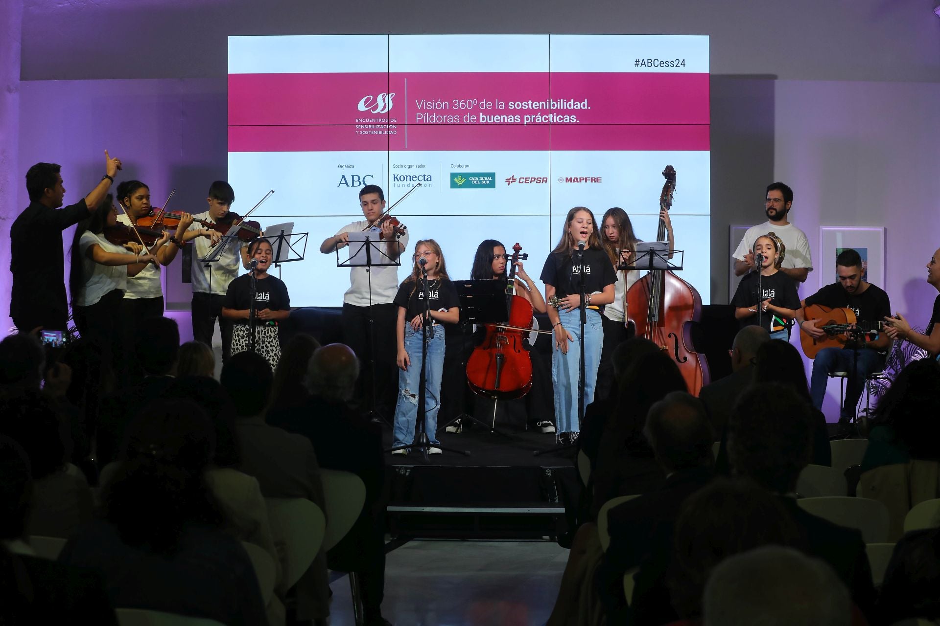 Actuación de los niños de la Fundación Acción por la Música y Fundación Alalá