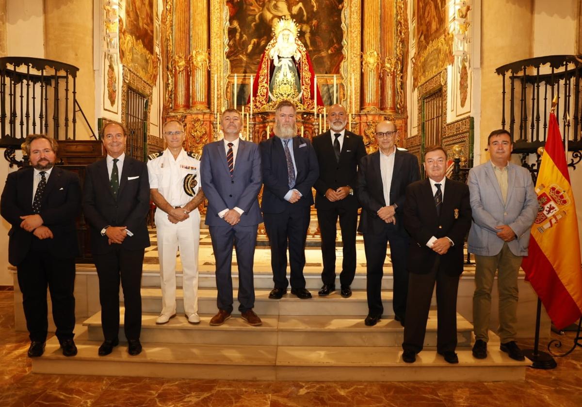 Foto de familia de las autoridades civiles y militares presentes en el acto