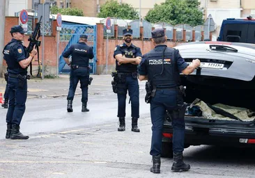 Operación jaula en las Tres Mil Viviendas de Sevilla tras el tiroteo con armas de guerra: 300 policías, diez detenidos y un sinfín de armas y drogas