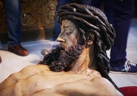 Las Cabezas de San Juan se prepara para la salida del Cristo de la Vera Cruz por sus 400 años