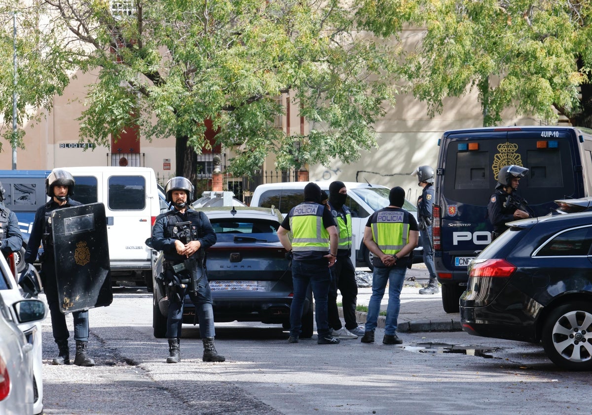 Imagen de la Policía ayer en las Tres Mil Viviendas