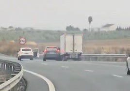 Persiguen y embisten a un camión en la A-4 junto a Écija hasta detener y robar a su conductor