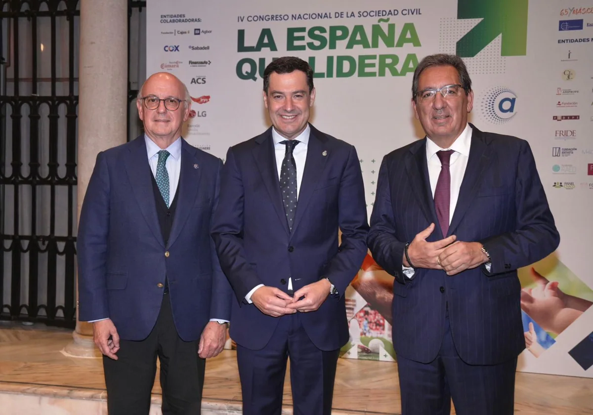 Aldo Olcese, Juanma Moreno y Antonio Pulido, este jueves en la clausura del Congreso Nacional de la Sociedad Civil