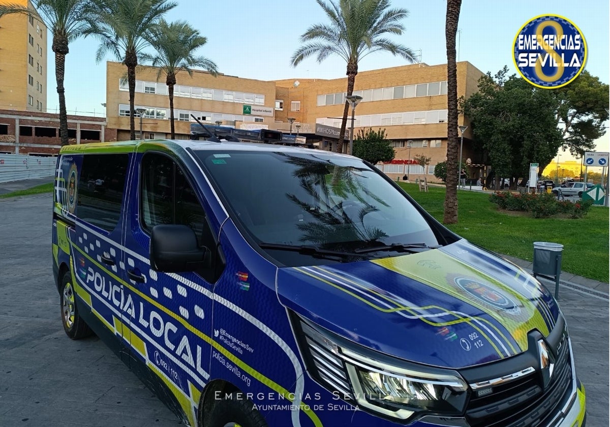 El coche patrulla junto al Hospital Infantil del Virgen del Rocío