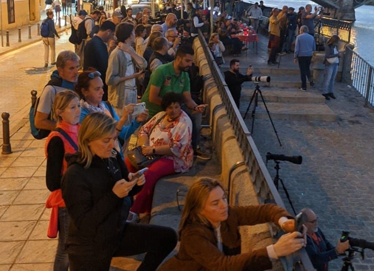 Público expectante por fotografiar la superluna