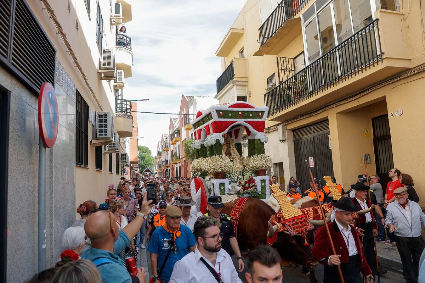 Uno de los momentos de la romería este domingo de la Virgen de Valme, acompañada de carrozas y fieles