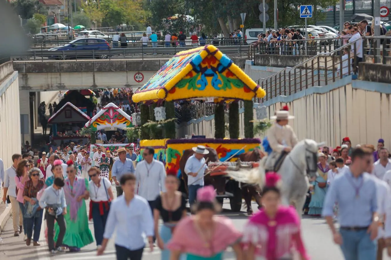 Uno de los momentos de la romería este domingo de la Virgen de Valme, acompañada de carrozas y fieles