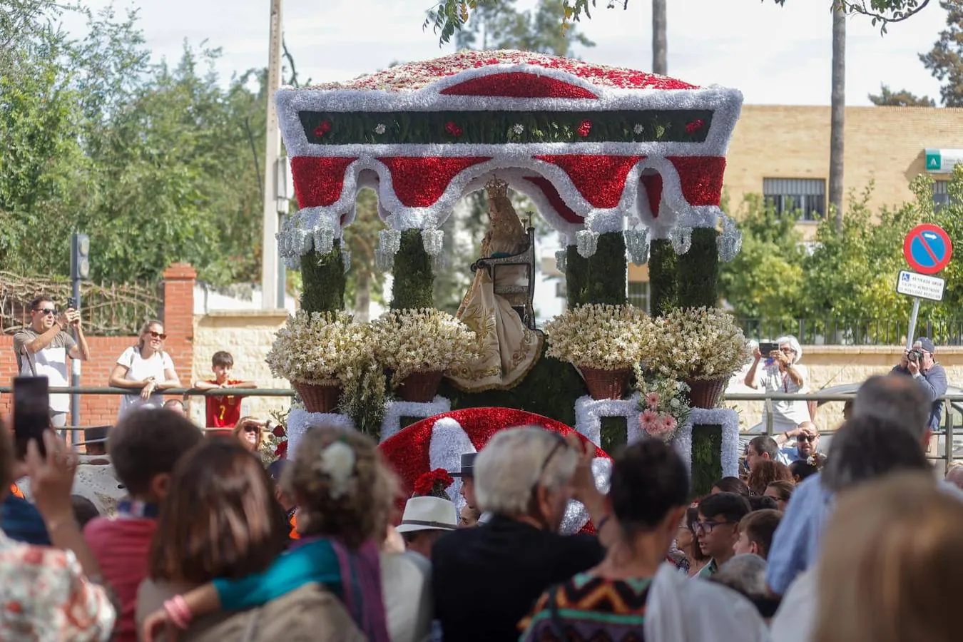 Uno de los momentos de la romería este domingo de la Virgen de Valme, acompañada de carrozas y fieles