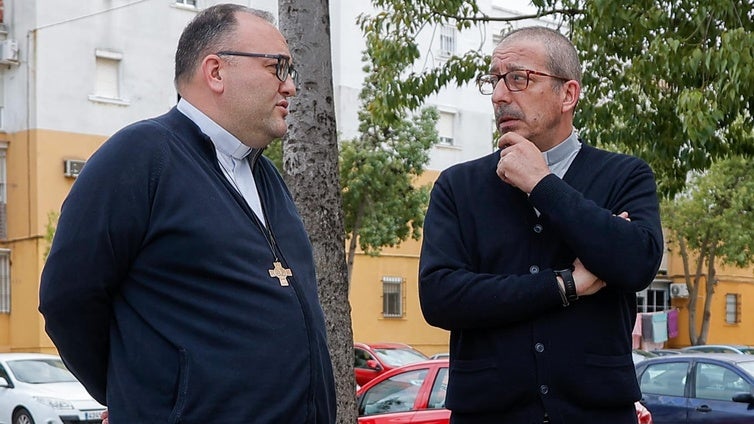 Los párrocos de las Tres Mil Viviendas: «Aquí siempre gana un clan que echa del barrio al otro»