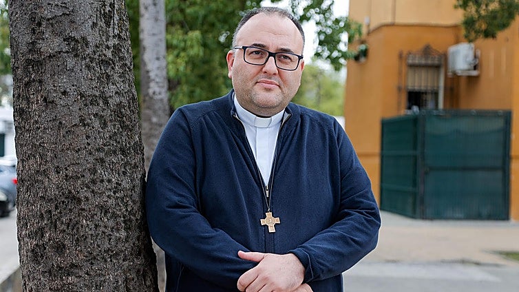 El párroco de las Tres Mil Viviendas de Sevilla: «Sacaron la comisaría del barrio y la cierran a las 9 de la noche, cuando todo empieza aquí»