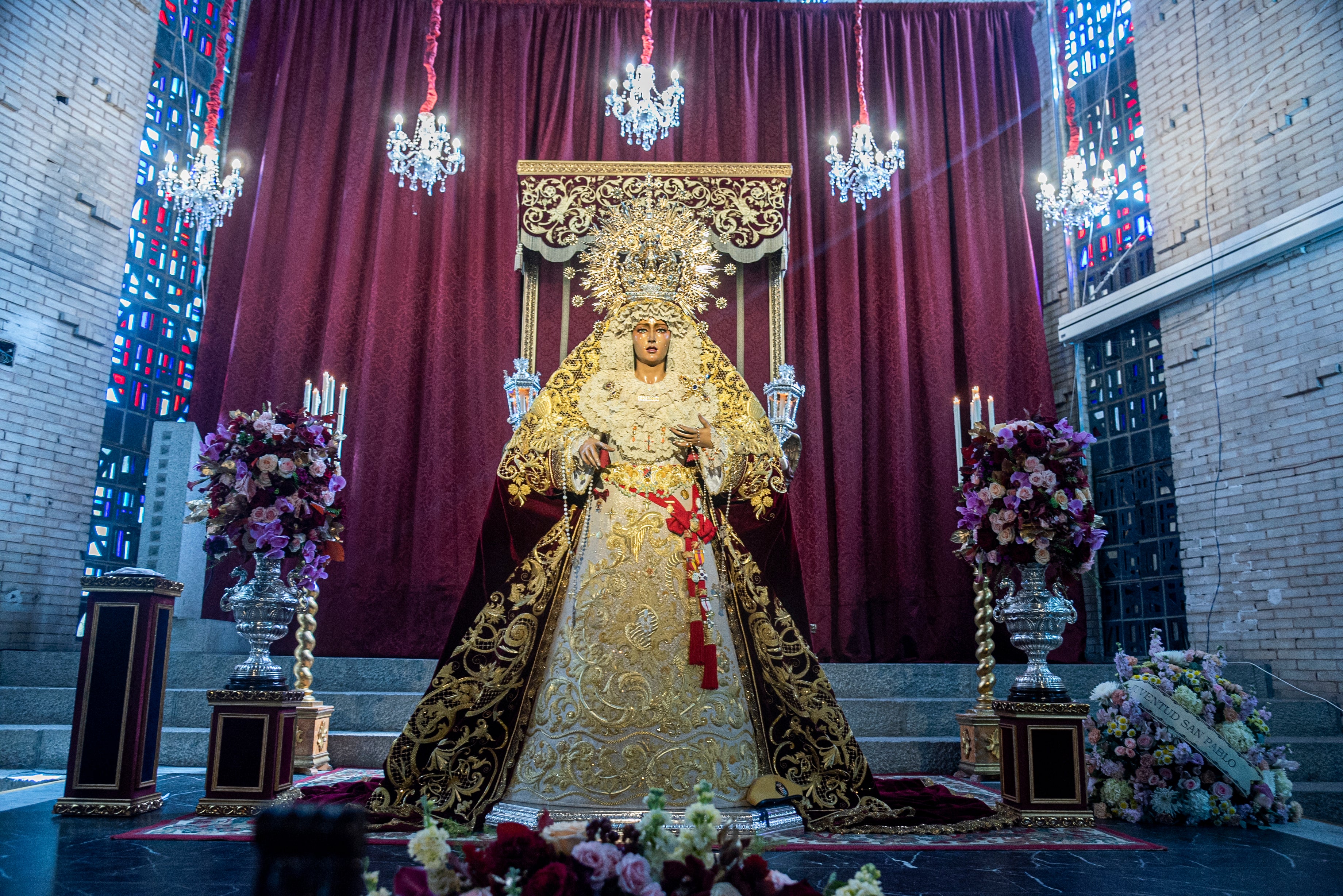 El besamanos de la Virgen del Rosario de San Pablo