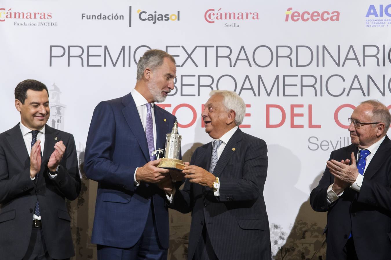 La entrega del premio Torre del Oro al Rey ha tenido lugar en el Real Alcázar de Sevilla