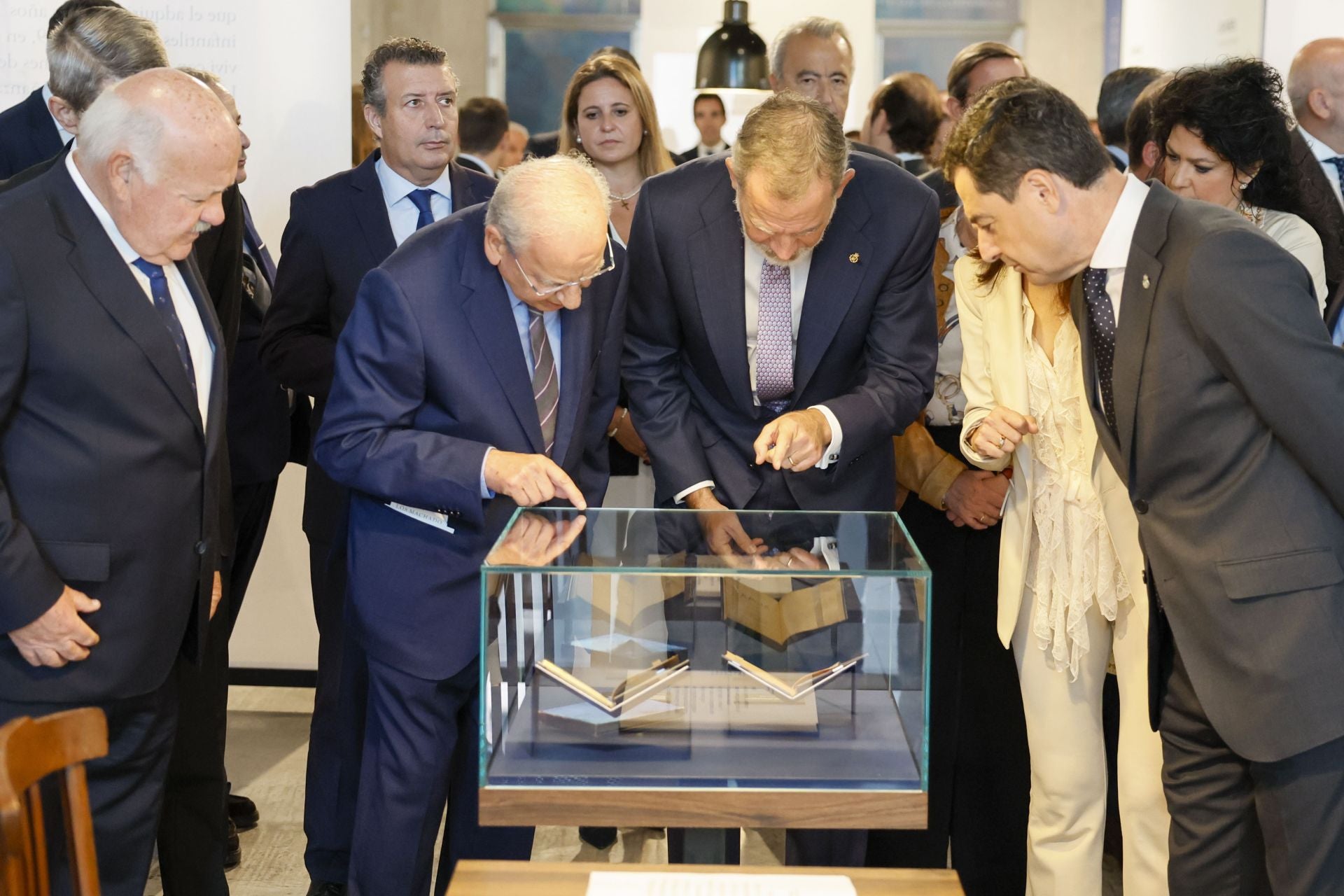 El Rey Felipe VI visita la exposición sobre los hermanos Machado en la Fábrica de Artillería de Sevilla, acompañado por su comisario, Alfonso Guerra, la ministra de Igualdad, Ana Redondo, y el presidente de la Junta de Andalucía, Juanma Moreno