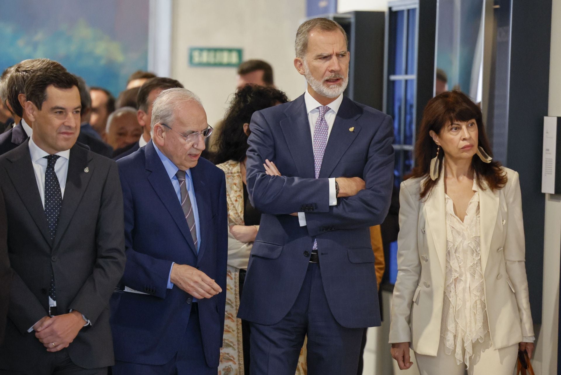 El Rey Felipe VI visita la exposición sobre los hermanos Machado en la Fábrica de Artillería de Sevilla, acompañado por su comisario, Alfonso Guerra, la ministra de Igualdad, Ana Redondo, y el presidente de la Junta de Andalucía, Juanma Moreno