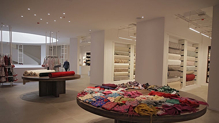 Trajes de flamenca y mantones de la tienda Galerías Madrid