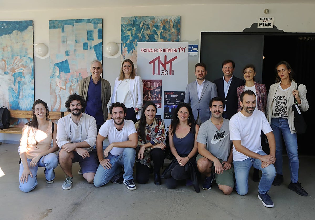 Ricardo Iniesta, junto a Angi Moreno, delegada municipal de Cultura y Turismo, José Vélez secretario general de Cultura de la Junta de Andalucia, Fernando Mañes, director general de Cultura del Ayuntamiento, la coreógrafa Juana Casado y actores participantes en el aniversario de TNT
