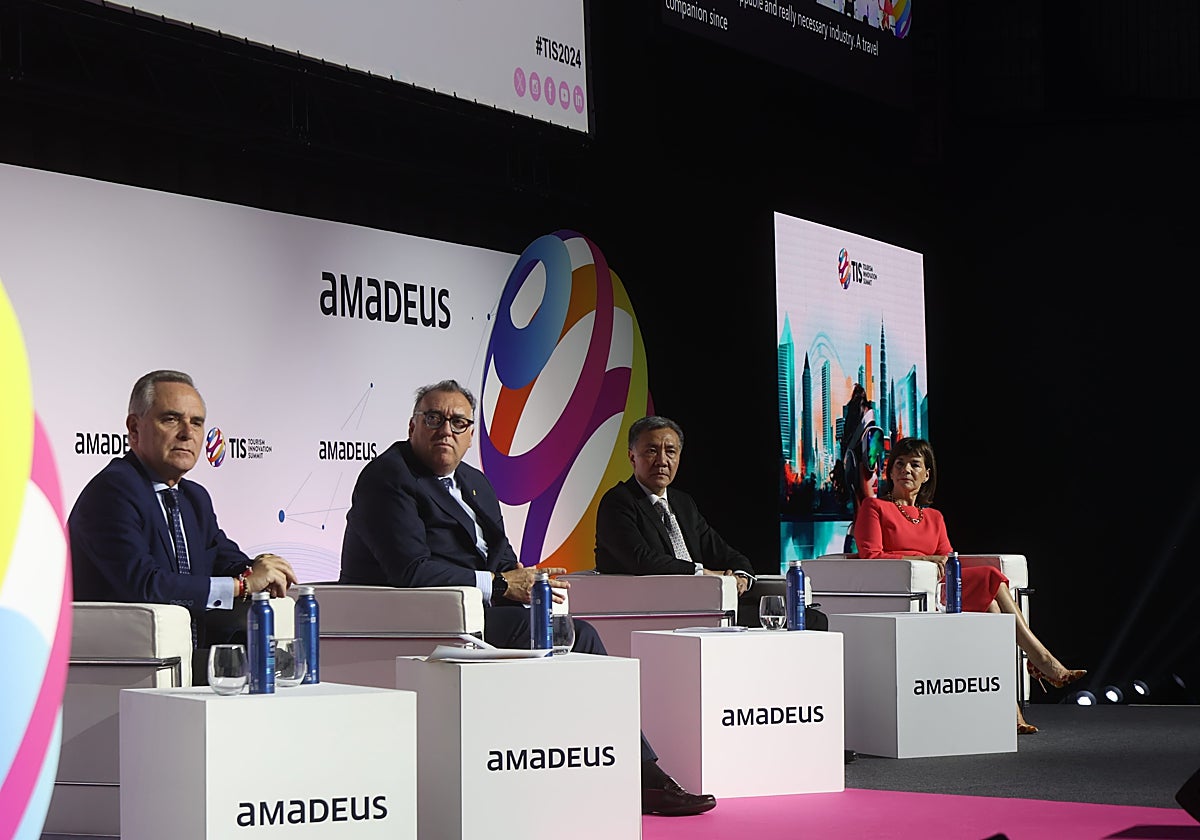 Juan Bueno, Arturo Bernal, He Yong, y Julia Simpsion en la inauguración de Tourism Innovation Summit,