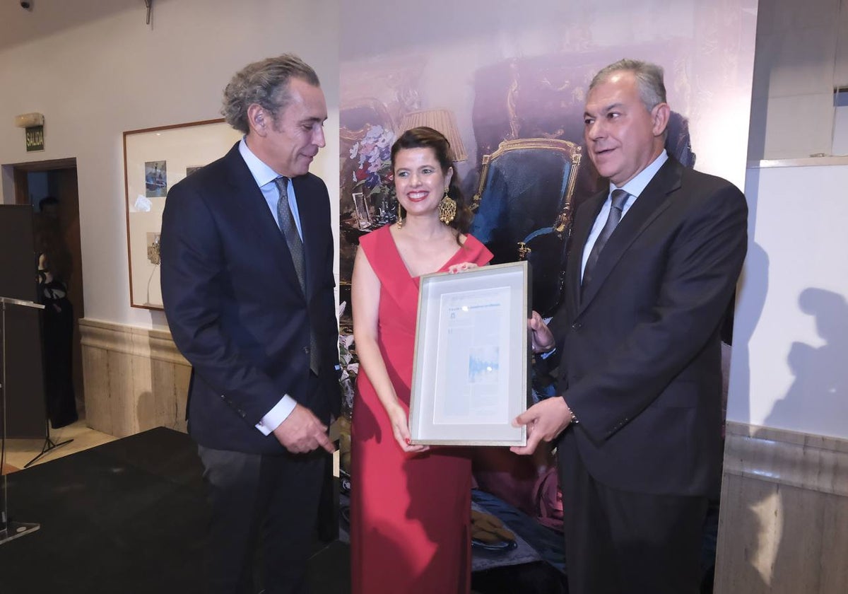 Lola Pons recibe el Premio Periodístico Joaquín Romero Murube de manos del alcalde de Sevilla, José Luis Sanz, y Manuel Mirat