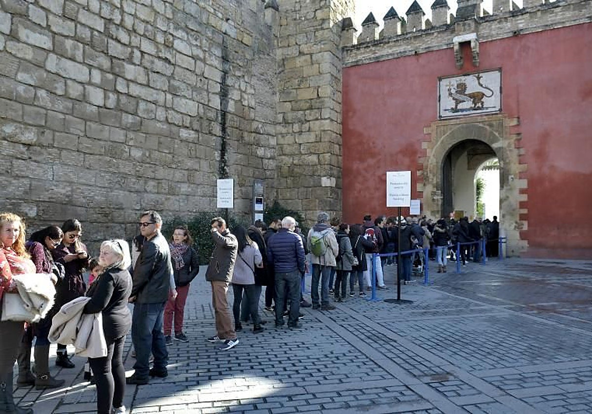 Las colas para acceder al Real Alcázar forman ya parte del paisaje urbano de esta zona de Sevilla