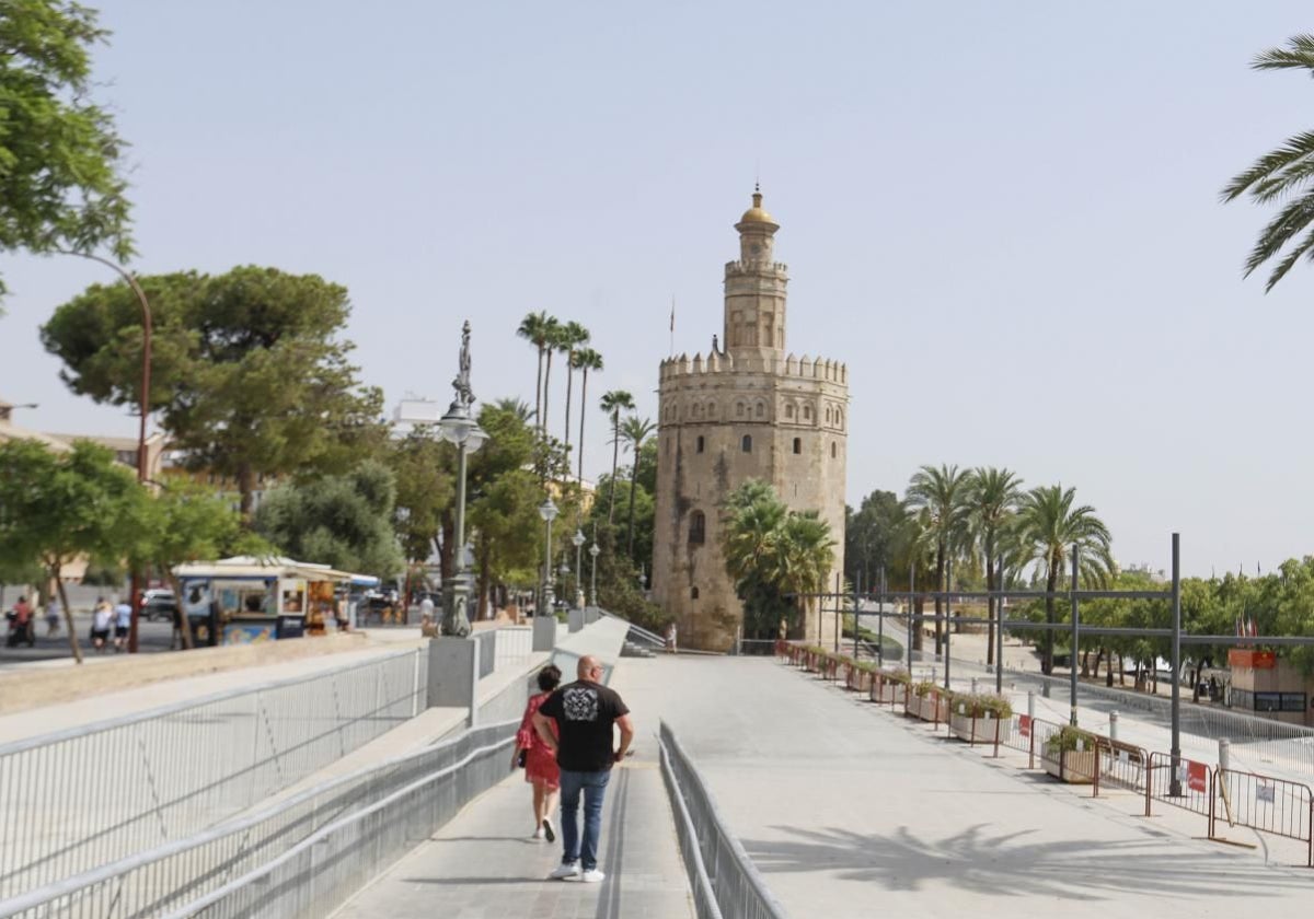 La Torre del Oro desde el Paseo Colón