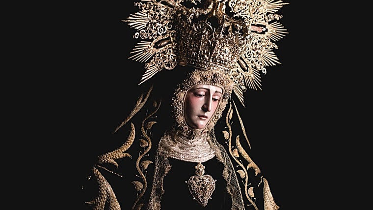 La Virgen de los Dolores de la Hermandad del Santo Entierro de Arahal luciendo uno de los corazones