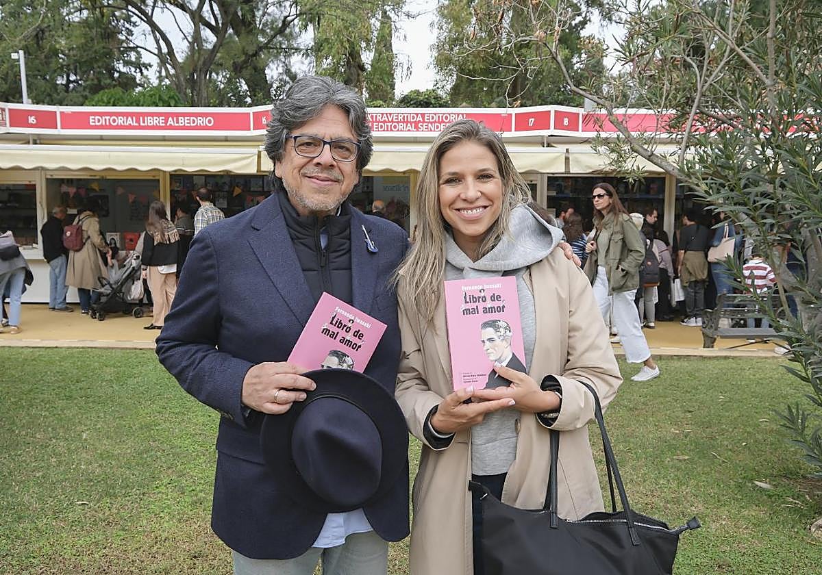 Fernando Iwasaki, acompañado de Karina Sainz Borgo, ha presentado este sábado en la Feria su 'Libro de mal amor'