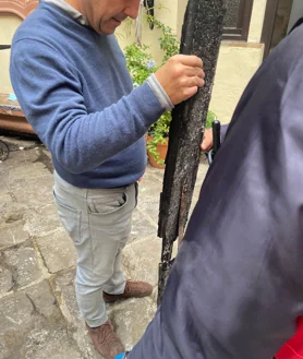 Imagen secundaria 2 - En imágenes, un pilar se ha visto afectado y los bomberos lo han tenido que apuntalar; ha desaparecido un cuadro de San Juan de Ávila que había encima de la puerta de entrada del templo y una antigua cruz que había encima de la hornacina se ha calcinado