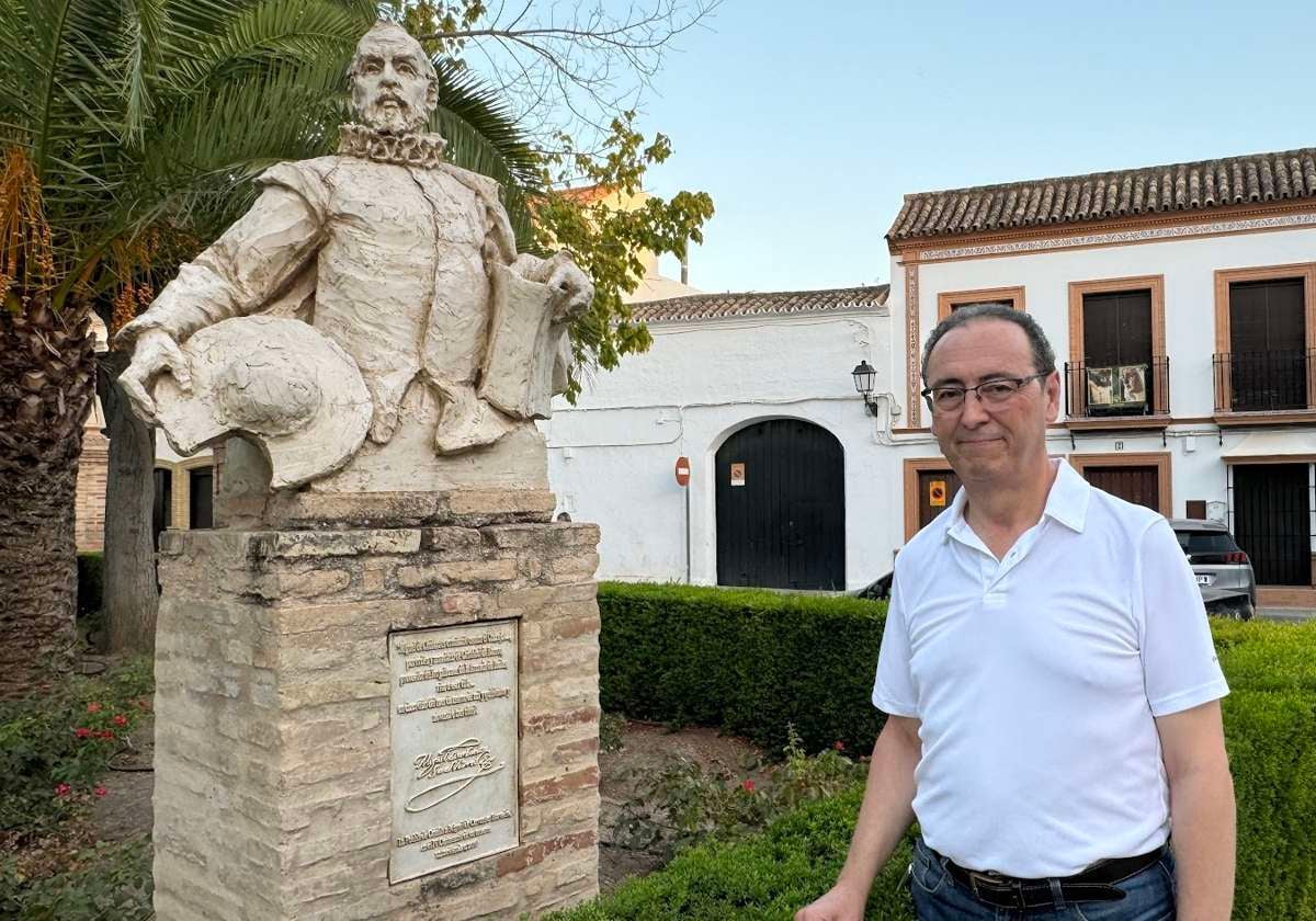 José Cabello Núñez junto a la estatua de Cervantes que está en una plaza de La Puebla de Cazalla