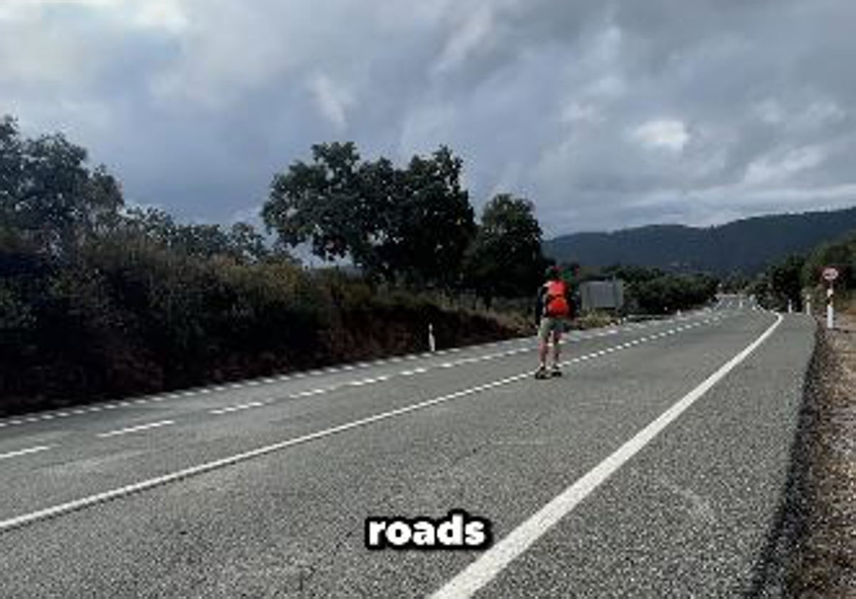 Tom Hopcroft en una carretera de Sierra Morena camino de Sevilla