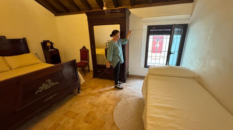 Encarnación Fuentes, en el dormitorio desde cuya ventana se ve el mosaico del Cristo de la Esperanza