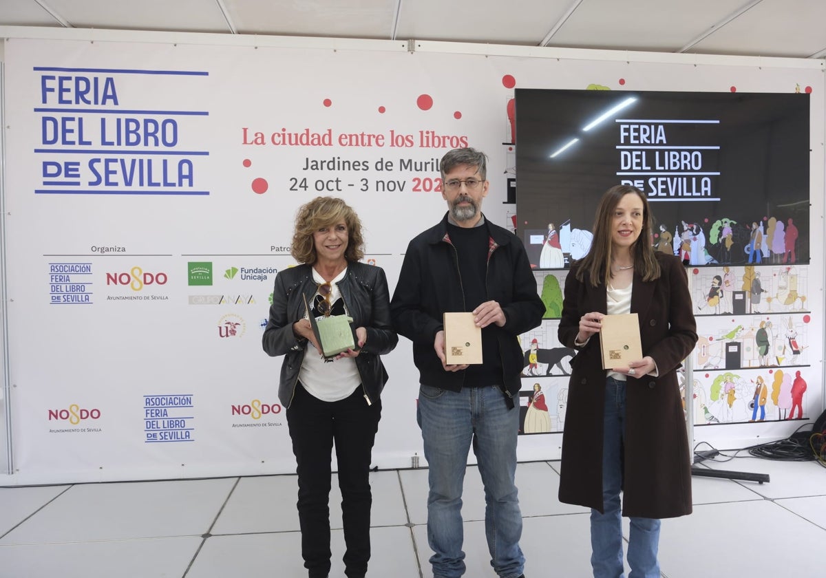 María Luisa Moya Tejera, Luis Gallego y Victoria León recibiendo los Premios Asociación Feria del Libro de Sevilla