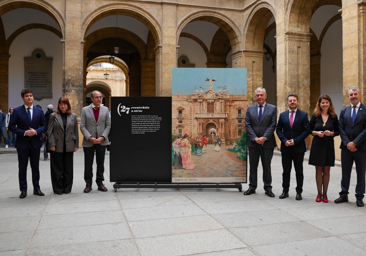 El diputado de Cultura de la Diputación Provincia, la directora general del Ministerio de Cultura, el rector de la Hispalense, el alcalde de Sevilla, el secretario general de Cultura de la Junta de Andalucía, la profesora Lola Pons y el decano de la faculta de Filología ante la reproducción de la postal símbolo de este centenario