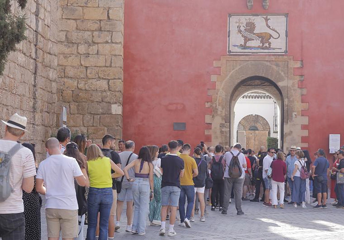 Turistas haciendo cola en el principal acceso al Real Alcázar de Sevilla