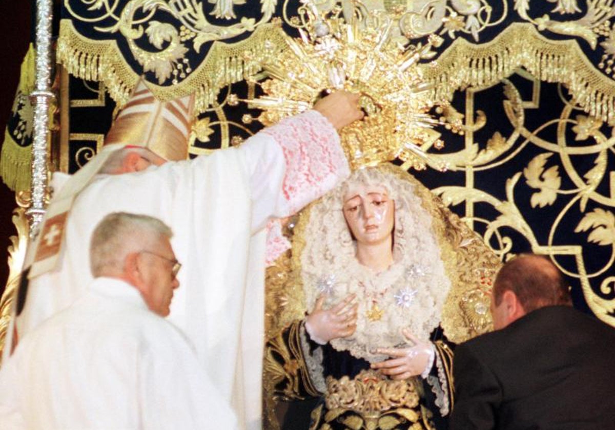 Carlos Amigo Vallejo corona a la Virgen de la Estrella