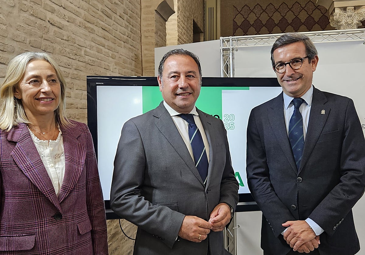 La consejera de Salud y Consumo, Rocío Hernández; el consejero de Industria, Energía y Minas, Jorge Paradela, y el delegado del Gobierno de la Junta en Sevilla, Ricardo Sánchez