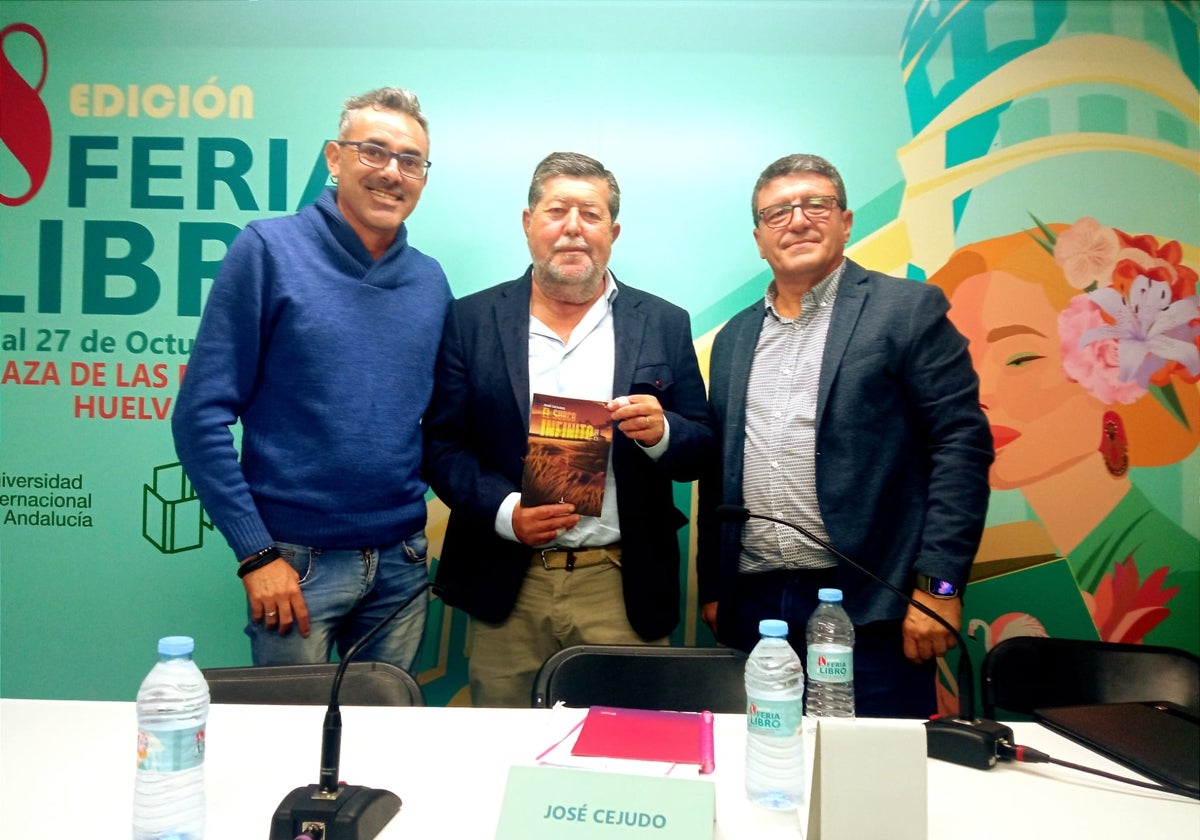 Joaquín Cabanillas, José Cejudo y Sebastián Forero, en la presentación de la novela el pasado sábado en la Feria del Libro de Huelva