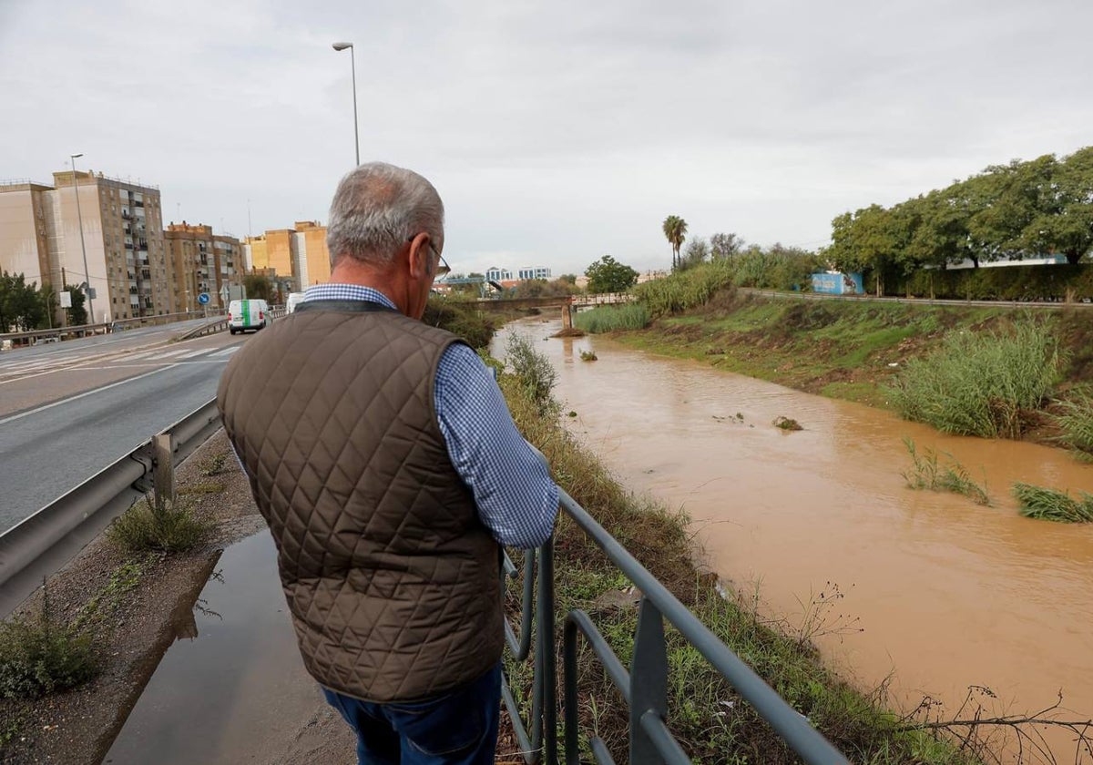 El agua ha obligado a cortar el tráfico en la zona durante varias horas