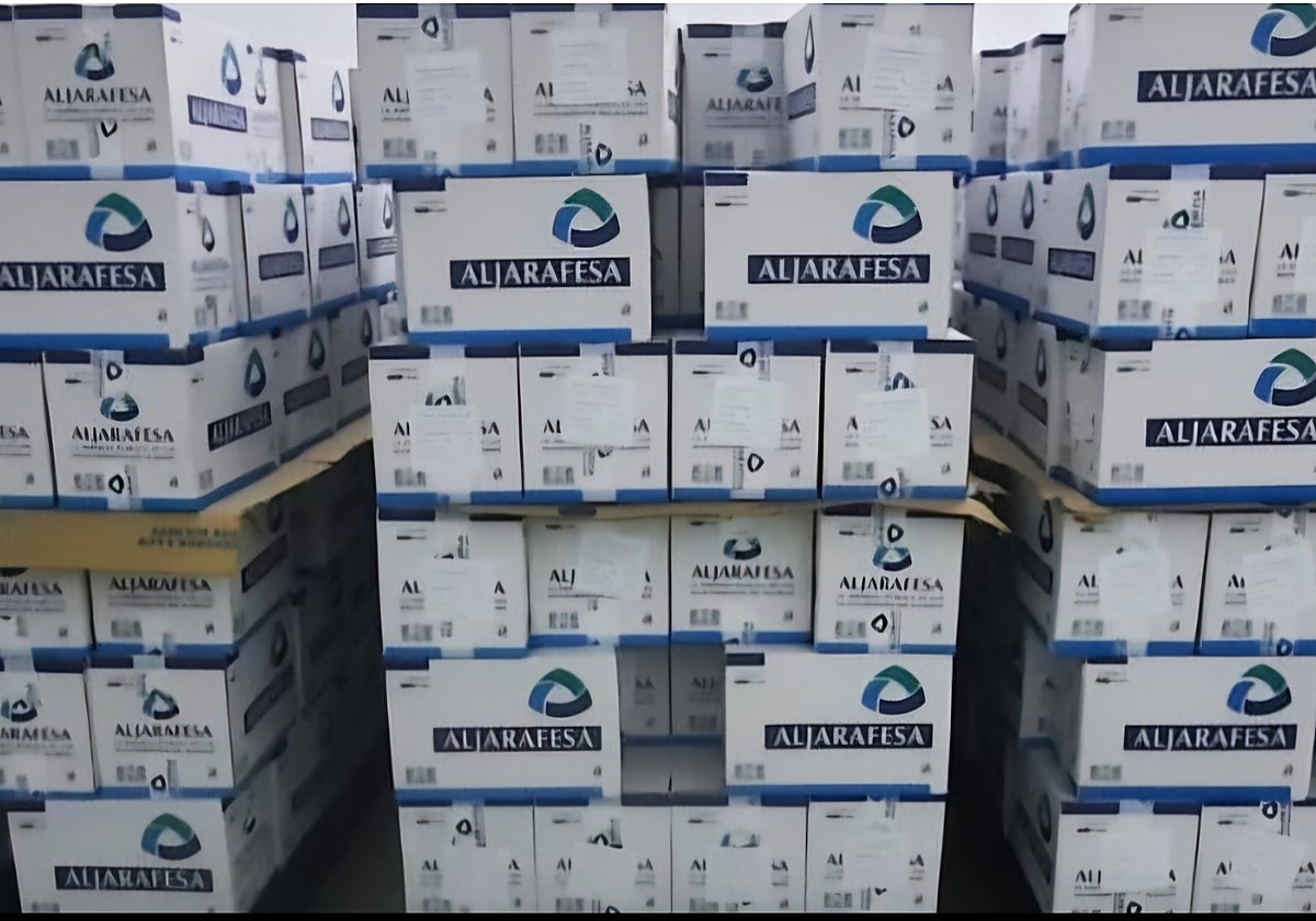 Almacén de Aljarafesa con el cargamento de botellas de agua que se enviará a la zona de la DANA em Vañemcoa
