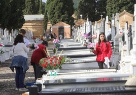 Día de todos los Santos: Sevilla recuerda a sus difuntos en el cementerio de San Fernando