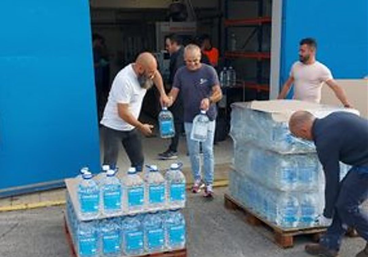 Personal de Emasesa preparando las garrafas de agua que se trasladarán hasta Valencia