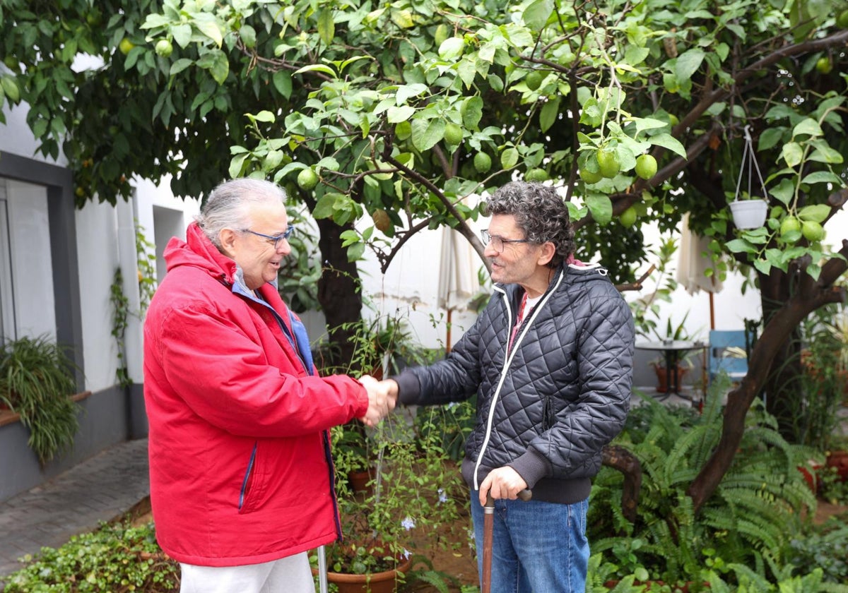 José y Ramón en el patio de la casa de acogida de Cáritas en Triana