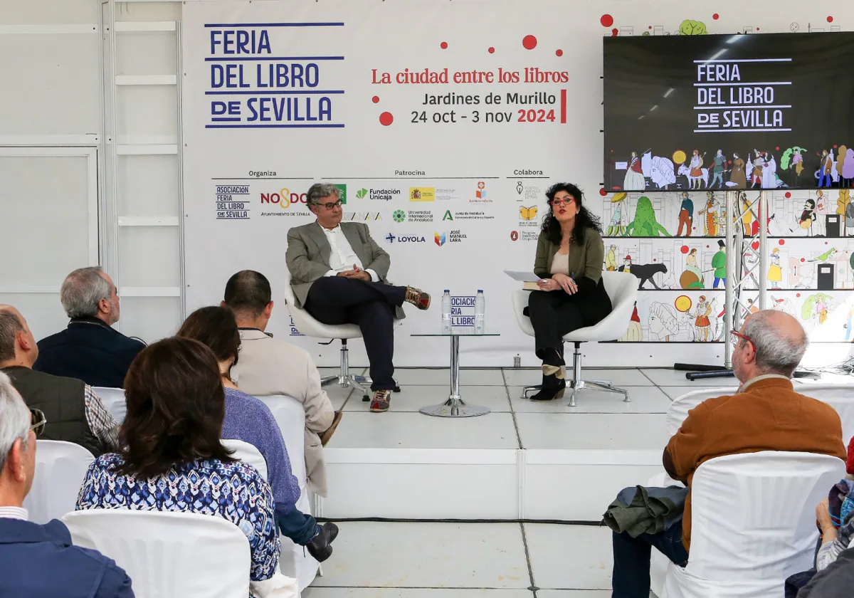 Juan Manuel de Prada y Eva Díaz Pérez en la presentación de 'Mil ojos esconde la noche' en la Feria del Libro de Sevilla