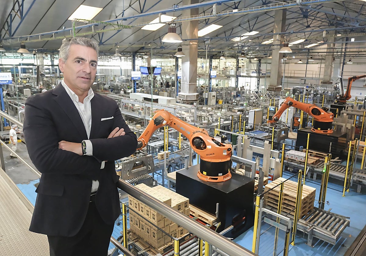 Gonzalo Guillén, en la planta envasadora que Acesur tiene en Dos Hermanas (Sevilla)