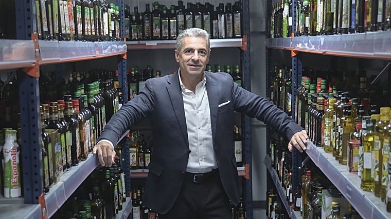 Gonzalo Guillén en la 'muestroteca' de aceites de oliva y salsas producidas por Acesur