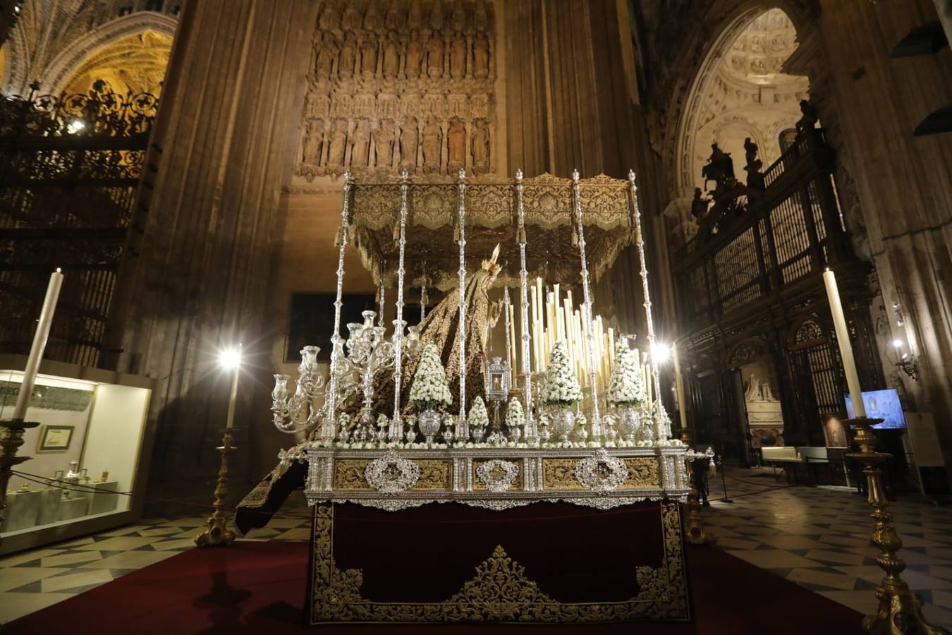 La exposición está dividida en tres bloques, y ofrece un viaje por los orígenes, devociones y manifestaciones de la piedad popular