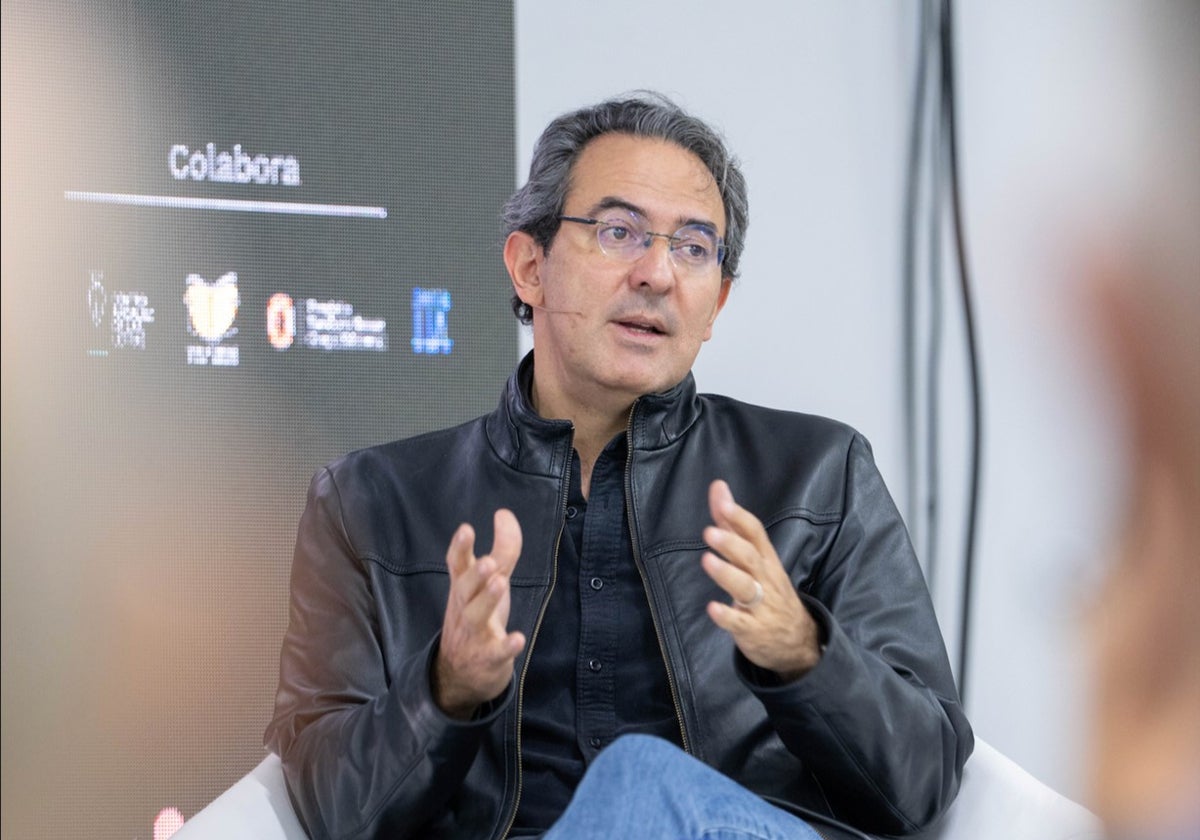 Juan Gabriel Vázquez, durante su intervención en la Feria del Libro de Sevilla