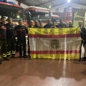 Los bomberos de Utrera recibieron la bandera de su ciudad de manos de su alcalde, Francisco Jiménez