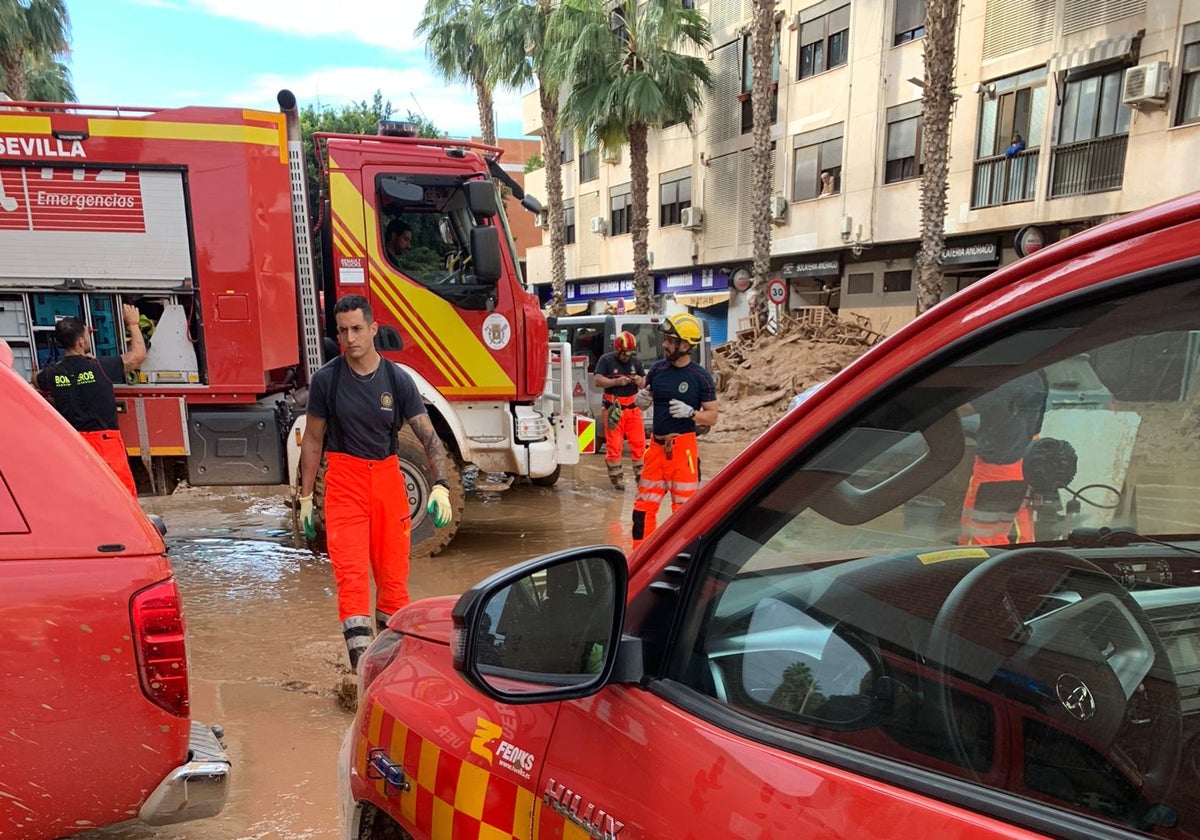 Imagen de bomberos trabajando en una de las zonas afectadas de Catarroja