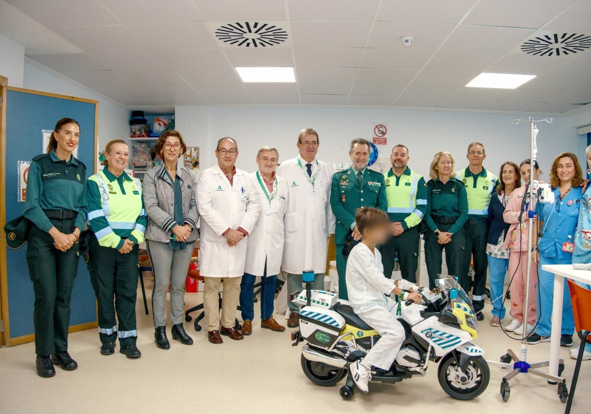 Un niño juega con la moto donada por la Guardia Civil