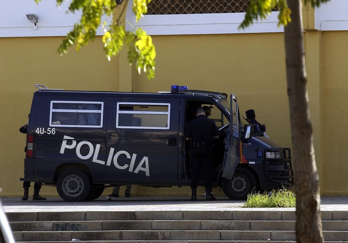 Una 'lechera' de la Policía Nacional en el barrio de Los Pajaritos, en una imagen de archivo